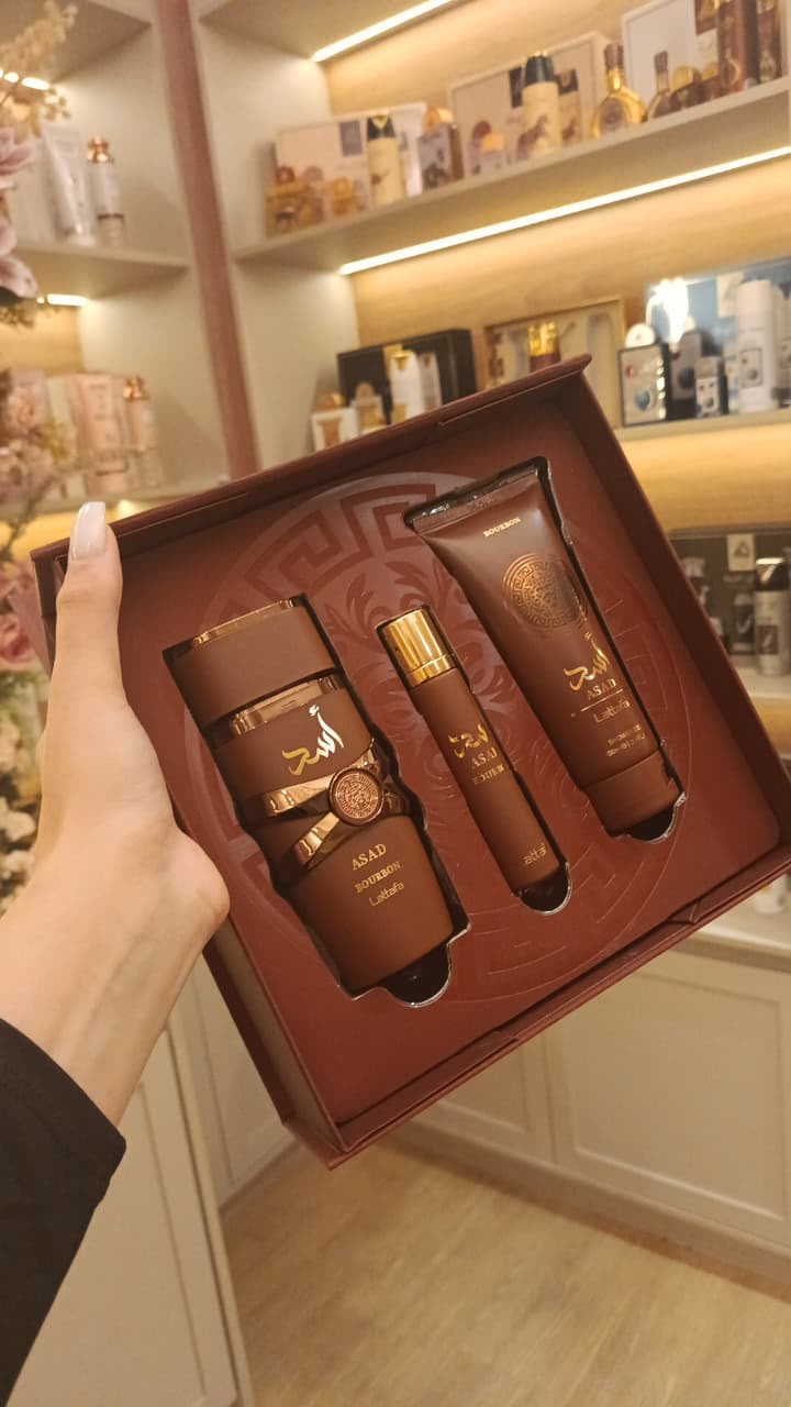 Kit de perfume Asad Bourbon em ambiente da RÊS Perfumes